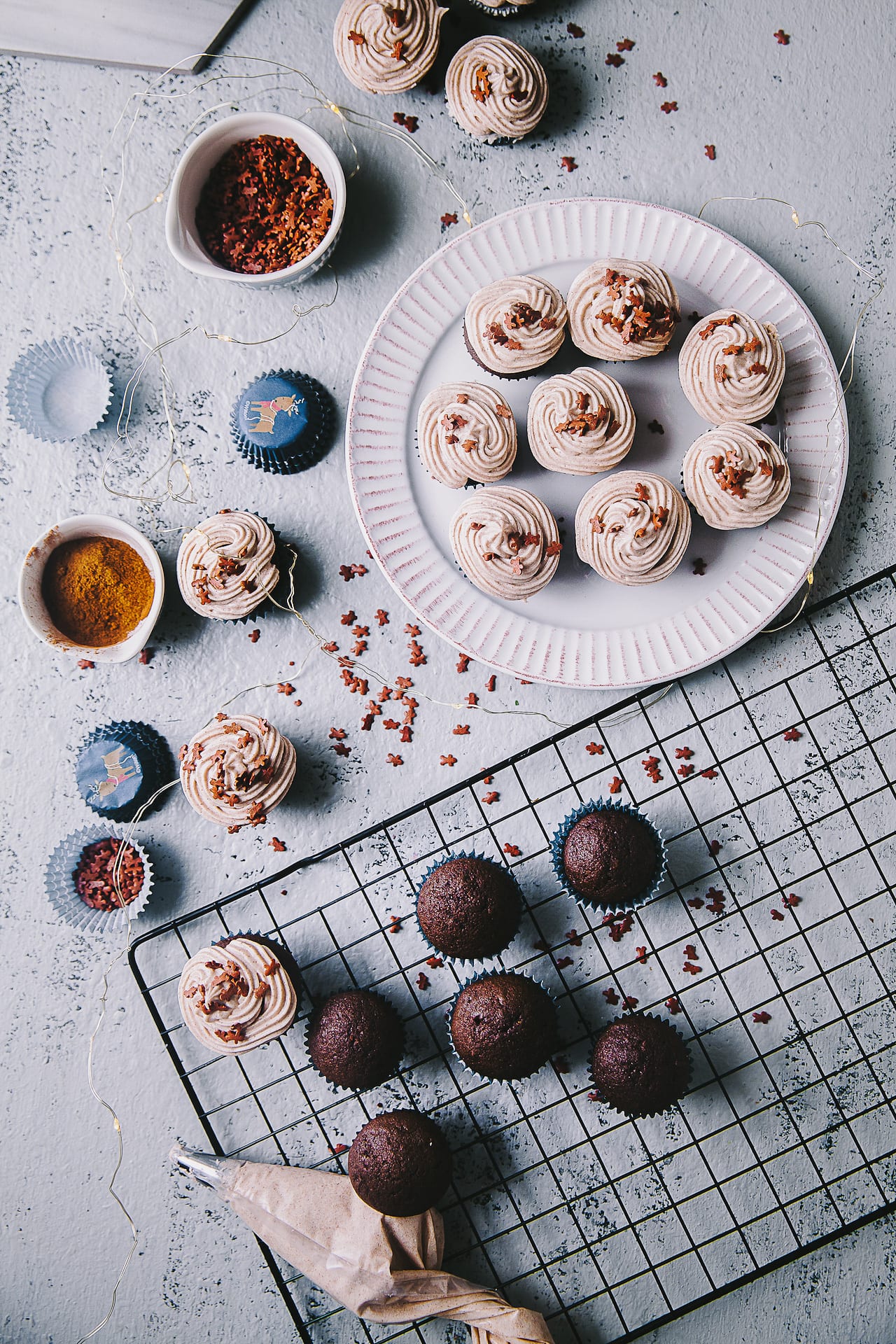 Gingerbread Chocolate Mini Cupcake with Cinnamon Buttercream Frosting | Playful Cooking #cupcakes #gingerbread #cupcakes #buttercream #foodphotography