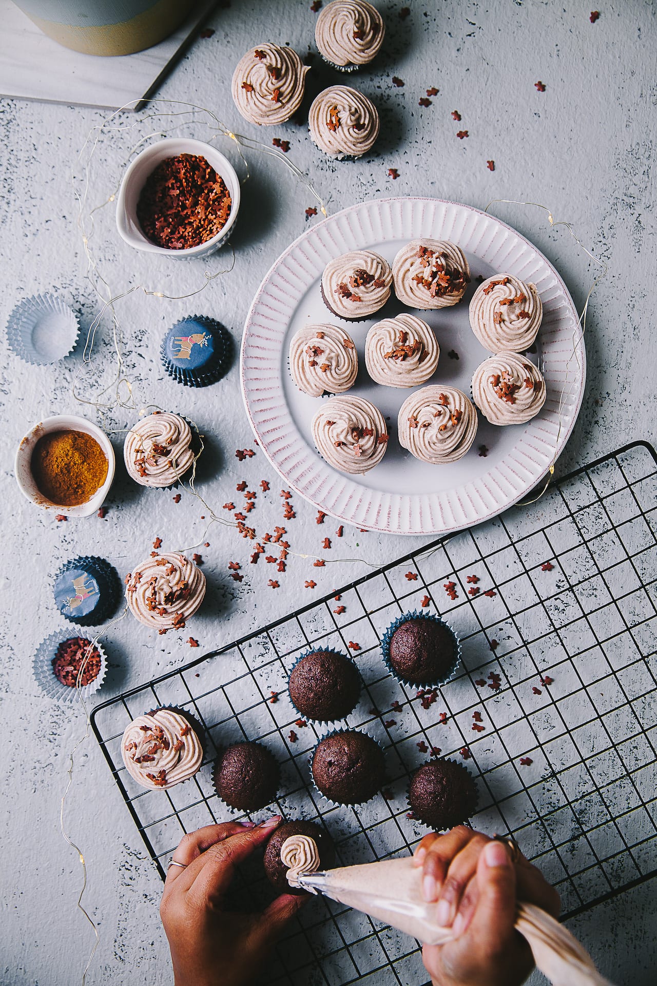 Gingerbread Chocolate Mini Cupcake with Cinnamon Buttercream Frosting | Playful Cooking #cupcakes #gingerbread #cupcakes #buttercream #foodphotography