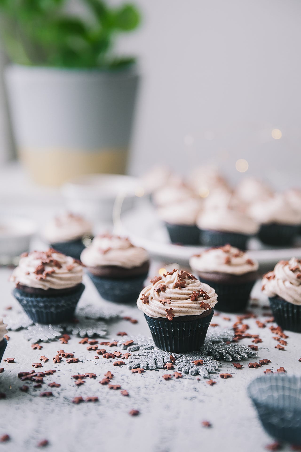 Gingerbread Chocolate Mini Cupcake with Cinnamon Buttercream Frosting | Playful Cooking #cupcakes #gingerbread #cupcakes #buttercream #foodphotography