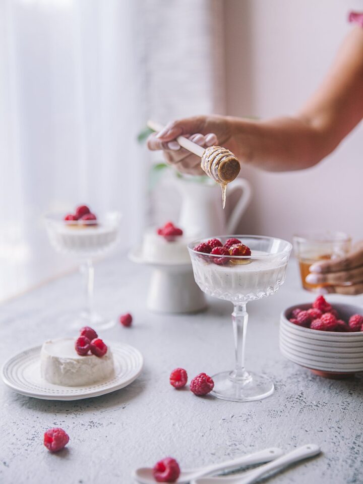 Smooth to the palate with a melt-in-mouth feel, Yogurt Honey Panna Cotta is great for any occasions! (PLAYFUL COOKING) #honey #yogurt #pannacotta