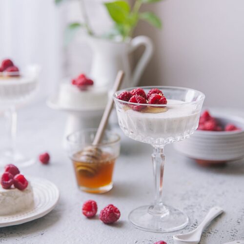 Smooth to the palate with a melt-in-mouth feel, Yogurt Honey Panna Cotta is great for any occasions! (PLAYFUL COOKING) #honey #yogurt #pannacotta