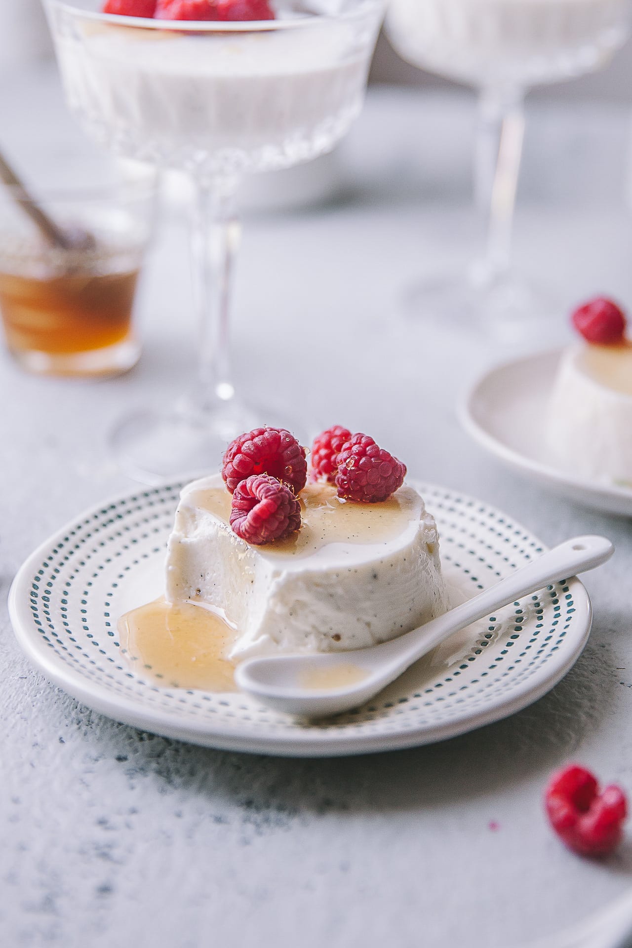 Smooth to the palate with a melt-in-mouth feel, Yogurt Honey Panna Cotta is great for any occasions! (PLAYFUL COOKING) #honey #yogurt #pannacotta