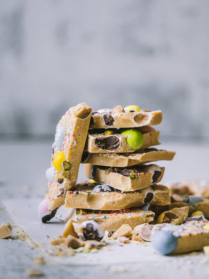 Caramelized white chocolate bark! Fun to try with kids #playfulcooking #chocolate #bark #caramelized #whitechocolate #easy #dessert #easter #treat
