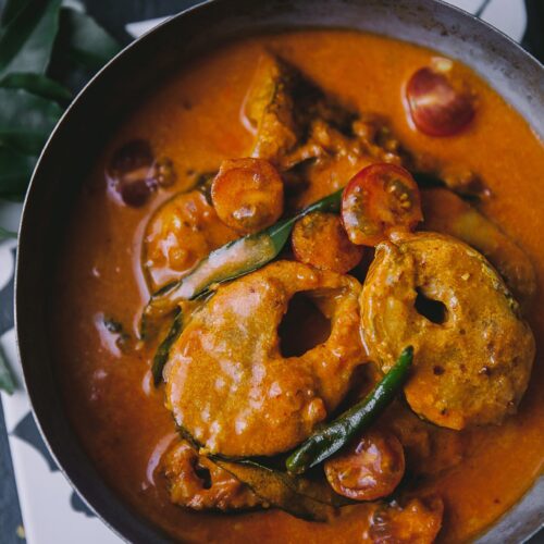 Easy weeknight quick fish curry Kerala Style, prepared in spices, tamarind and coconut milk #playfulcooking #fishcurry #indianfood #seafoodcurry #foodphotography #foodstyling #keralafishcurry