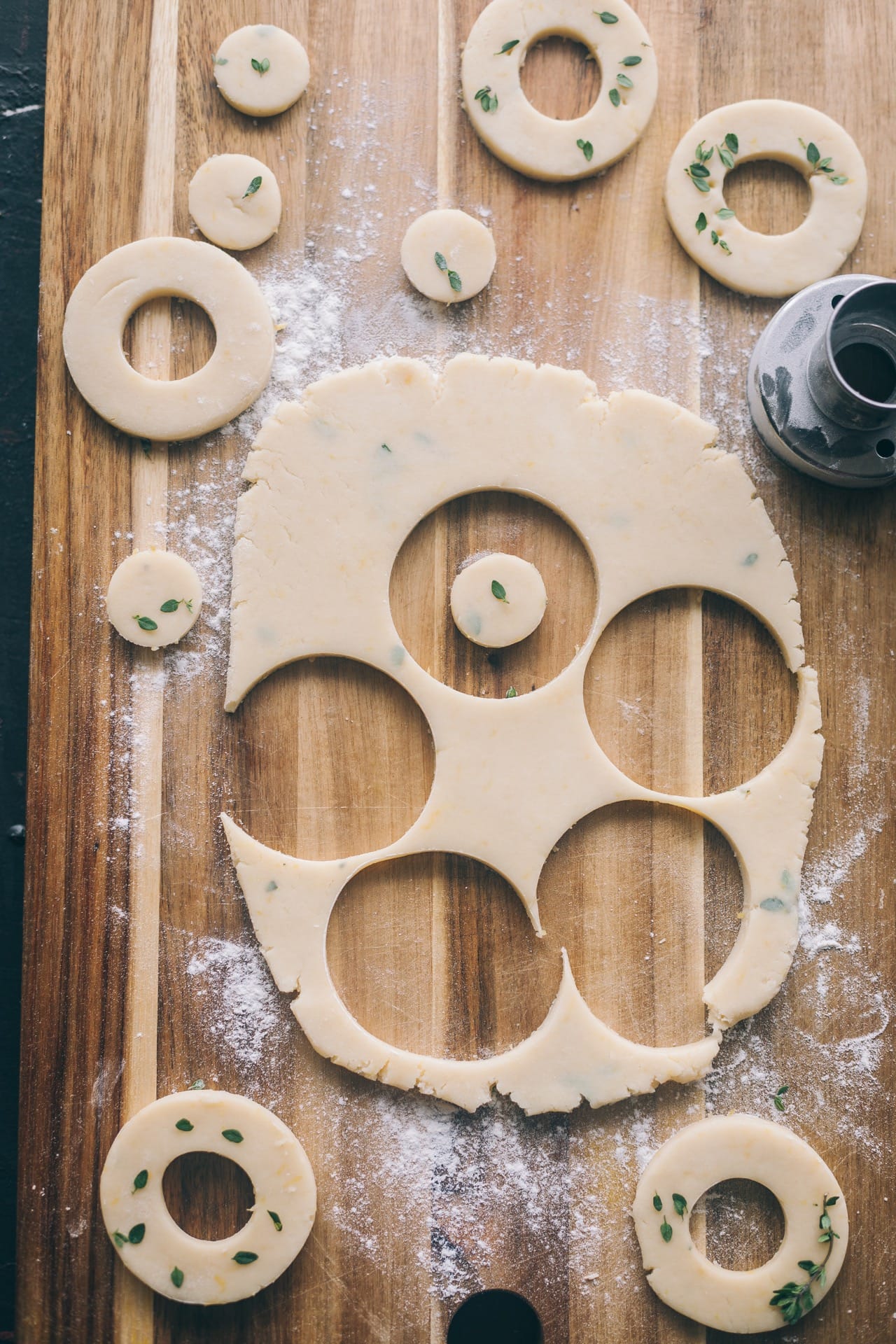 Baking Cookies | Playfulcooking #cookies #shortbread #lemon #thyeme #foodphotography #foodstyling 