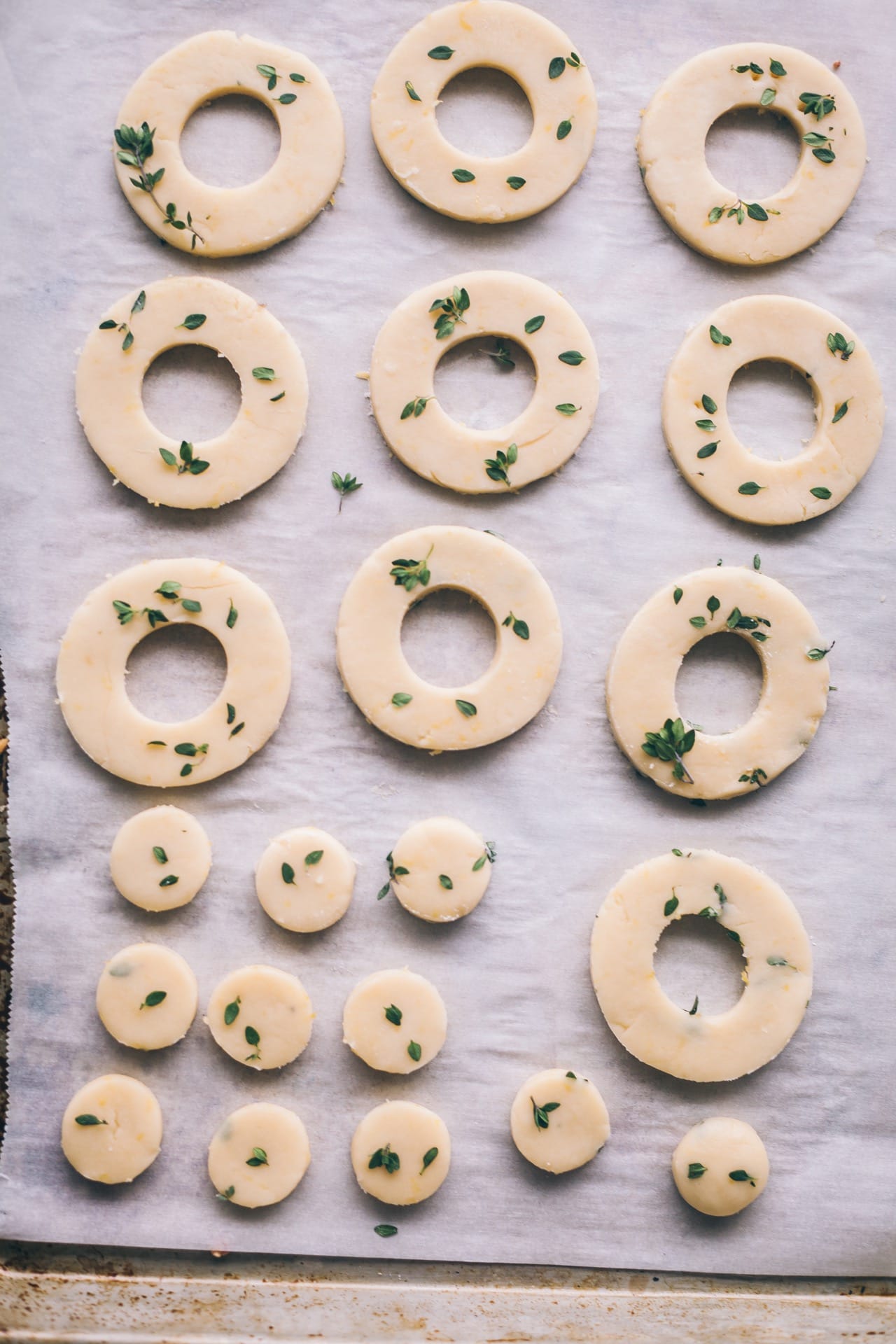 Baking Cookies | Playfulcooking #cookies #shortbread #lemon #thyeme #foodphotography #foodstyling 