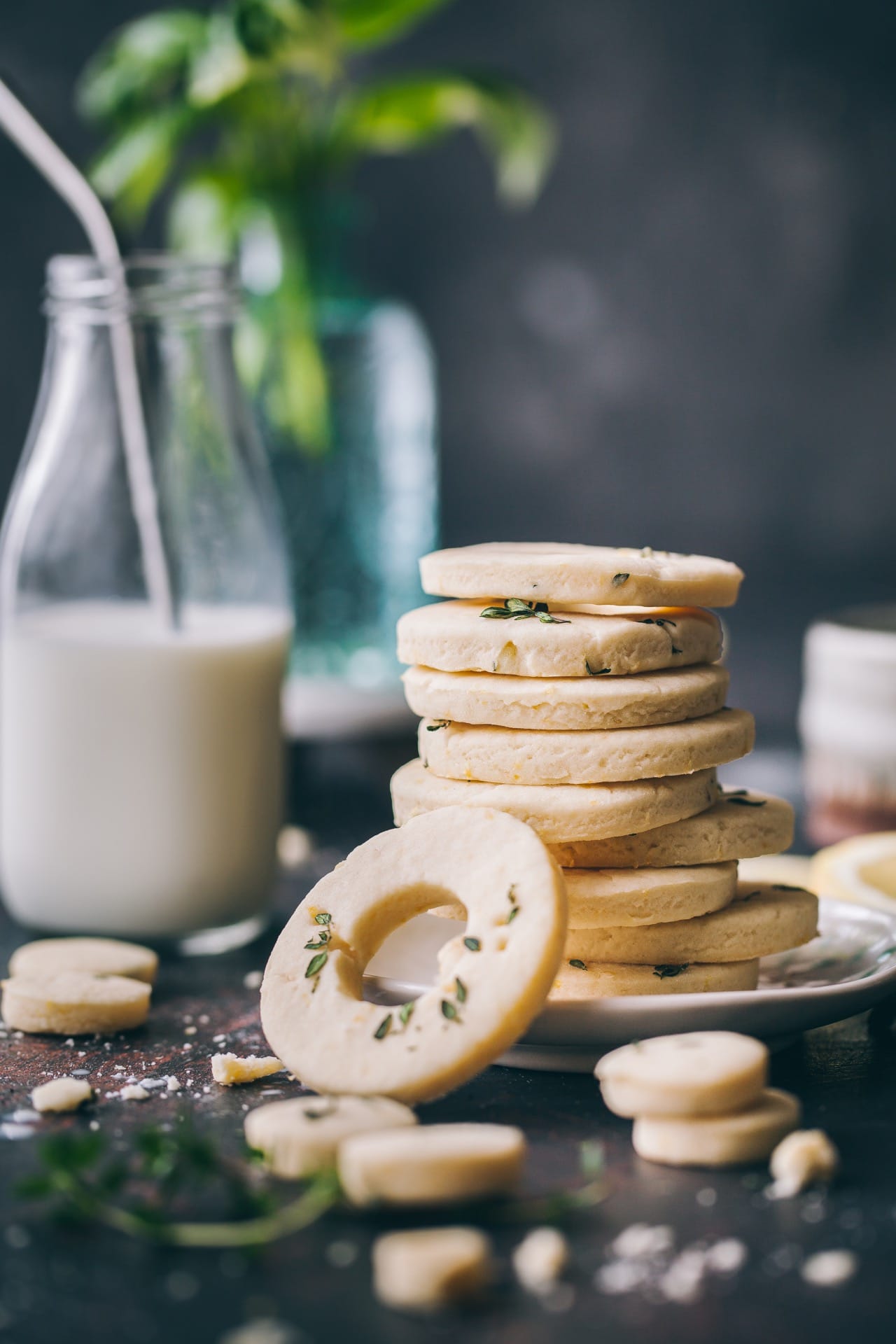 Lemon Thyme Shortbread Cookies | Playfulcooking #cookies #shortbread #lemon #thyeme #foodphotography #foodstyling 