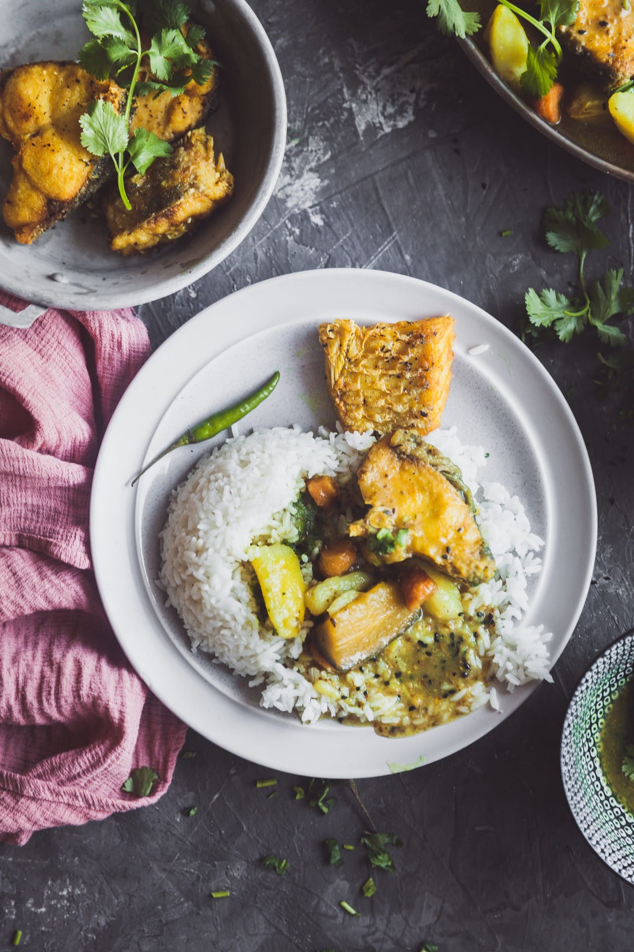 Macher Jhol Aloo Begun Diye #fishcurry #bengalifishcurry #macherjhol #foodphotography