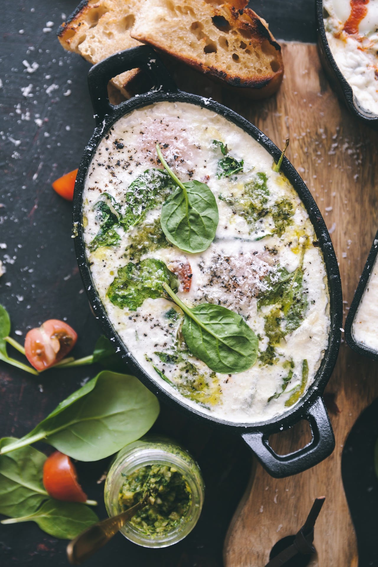 Spinach and Tomato Baked Eggs #foodphotography #foodstyling #bakedeggs #easyrecipe