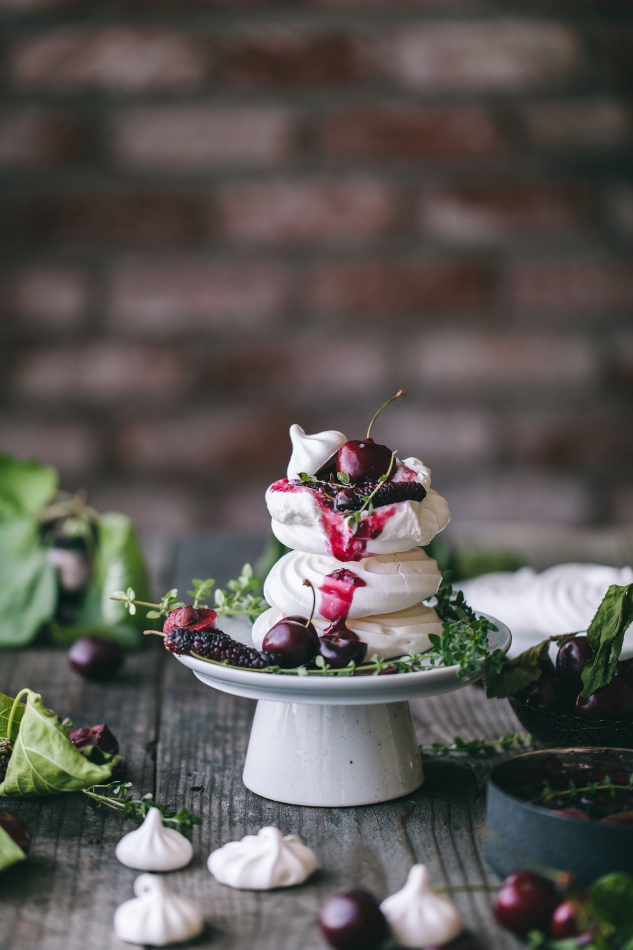 Mini Pavlovas with fruits and thyme compote | #foodphotography #foodstyling #recipe #pavlovas #summerdeesert