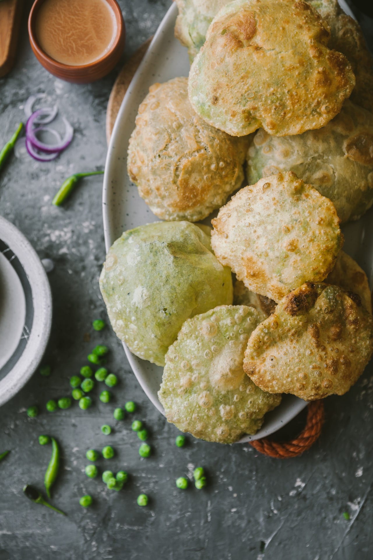 This is a classic Bengali stuffed deep fried bread recipe.