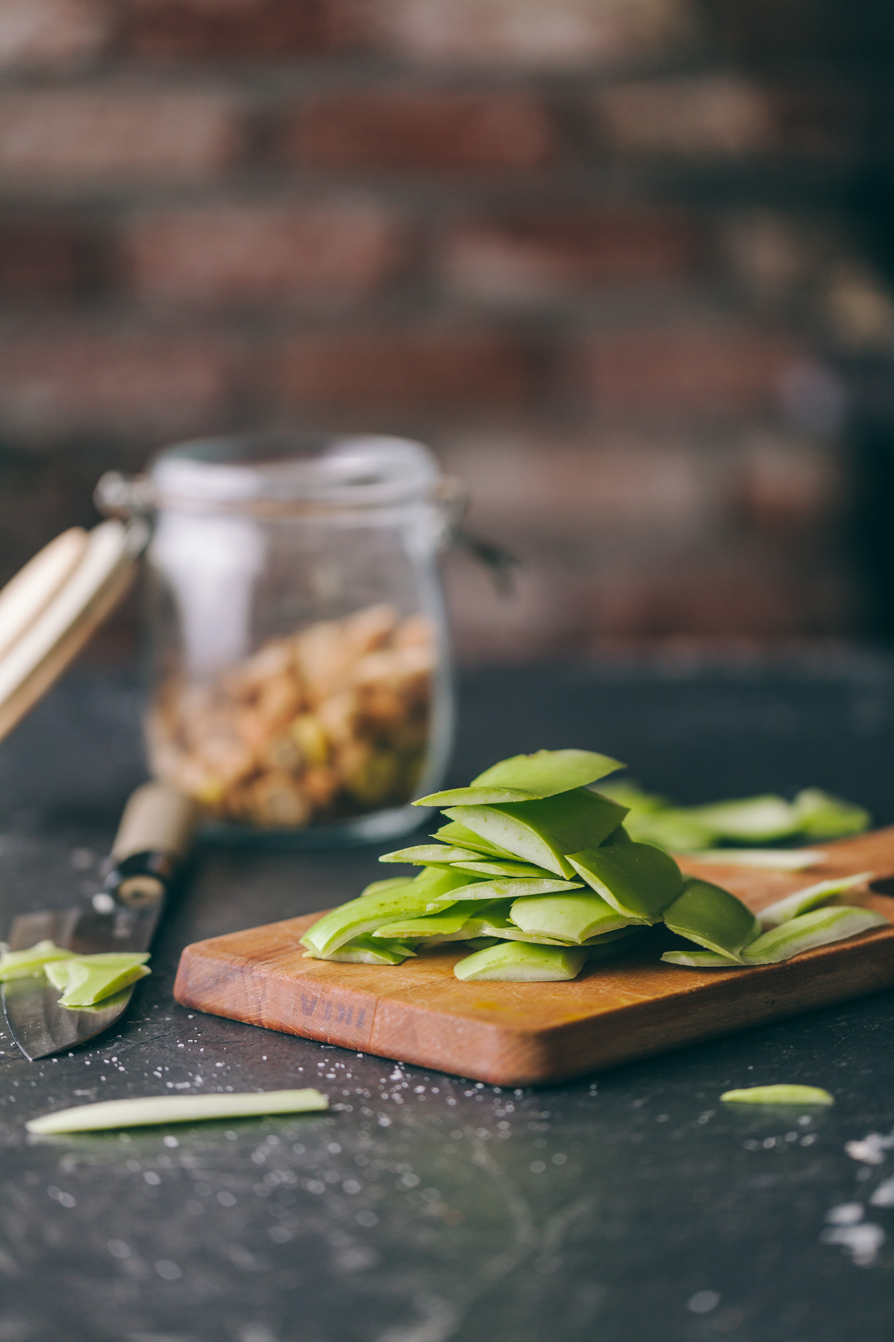 Use the bottle gourd peel to make lau khosha bhaja