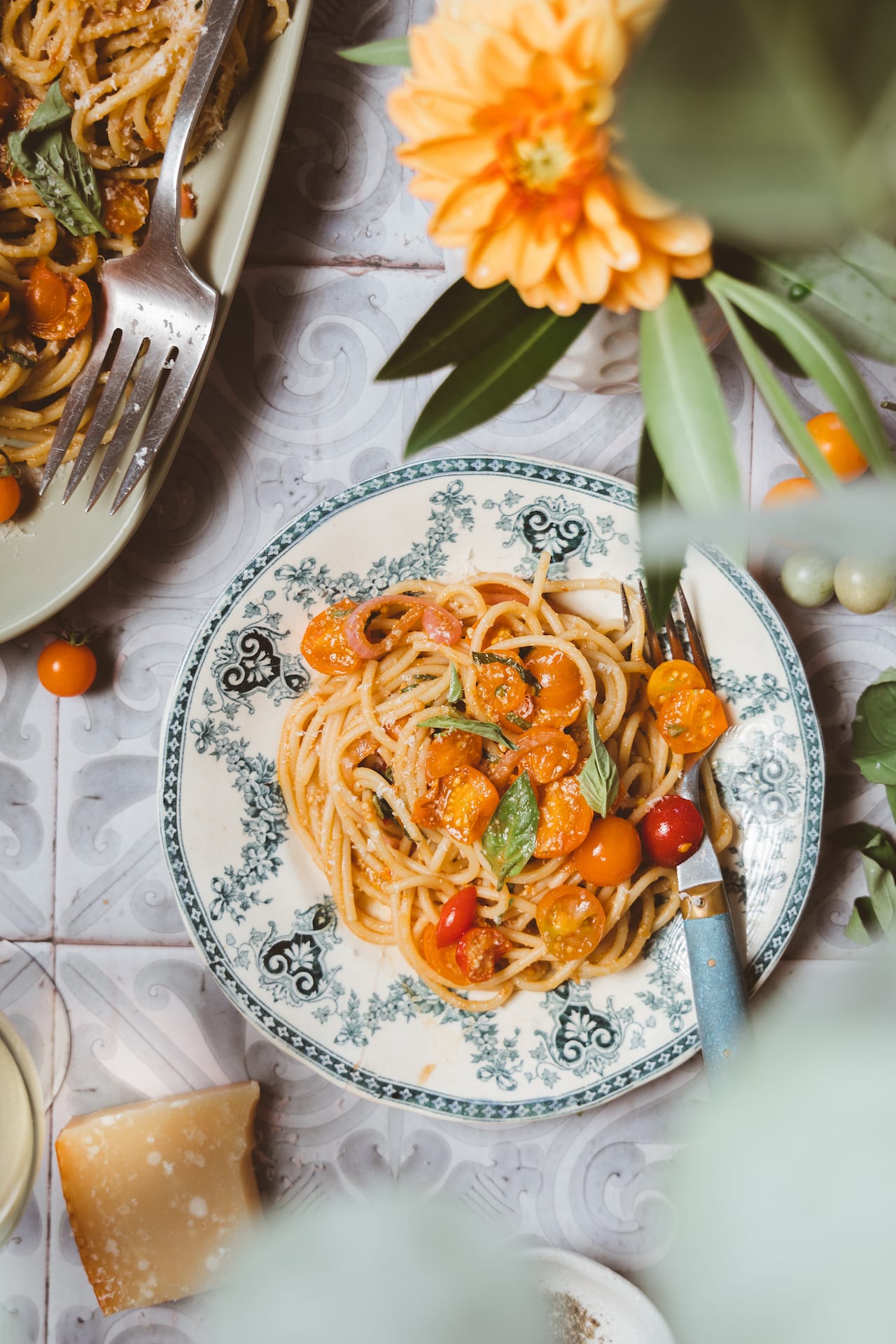 Spaghetti al Pomodoro Crudo (pasta in raw tomato sauce)