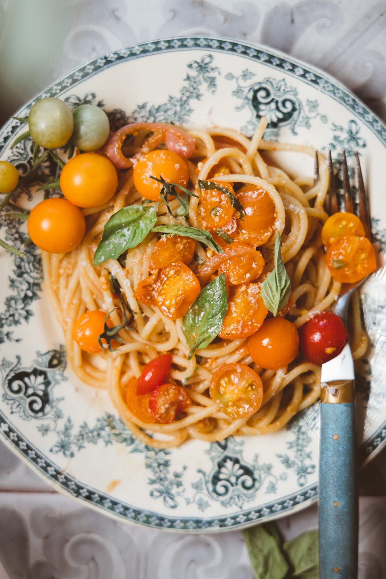 Spaghetti al Pomodoro Crudo (pasta in raw tomato sauce)