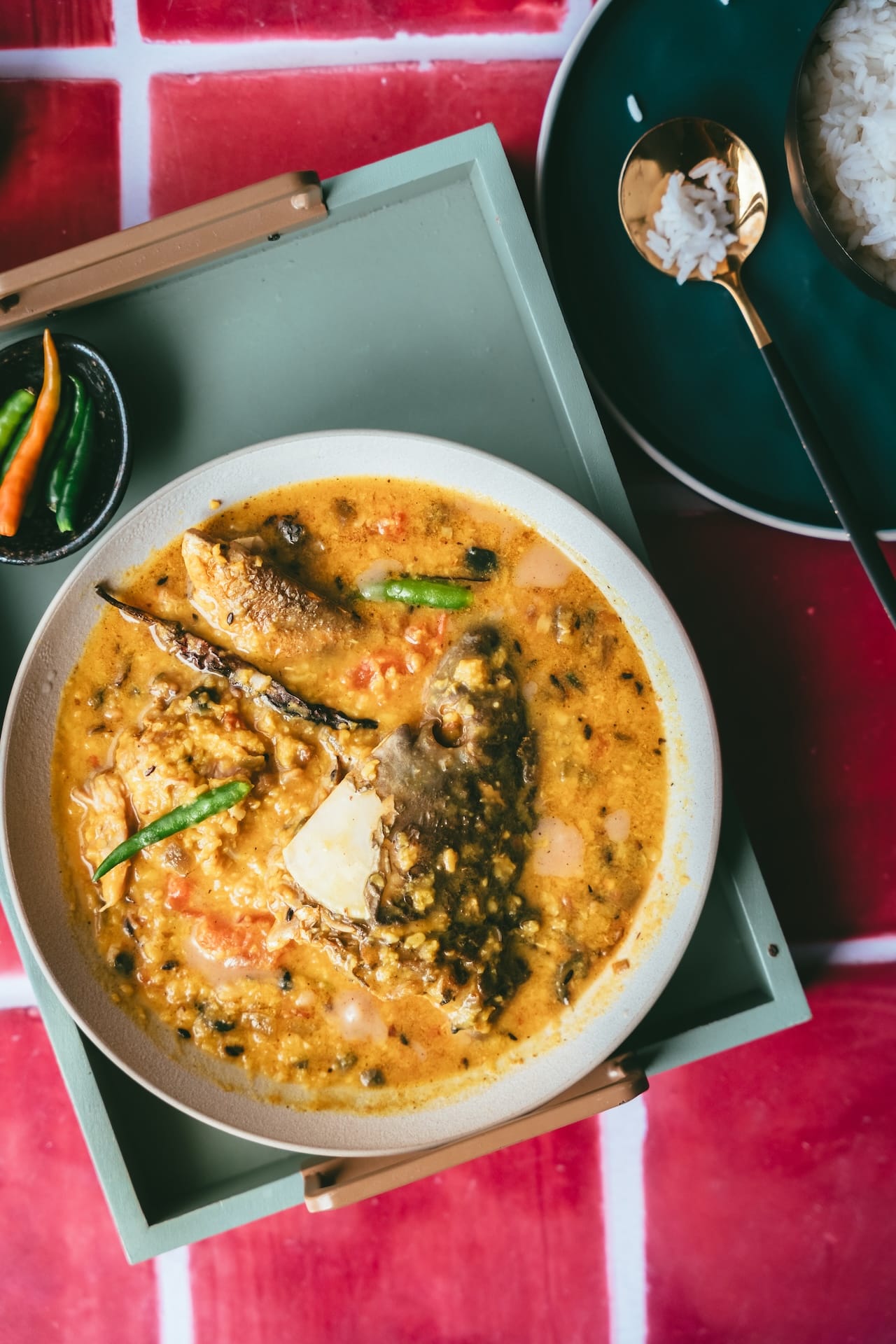 Macher Matha Diye Dal